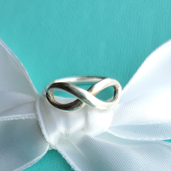 Infinity band ring